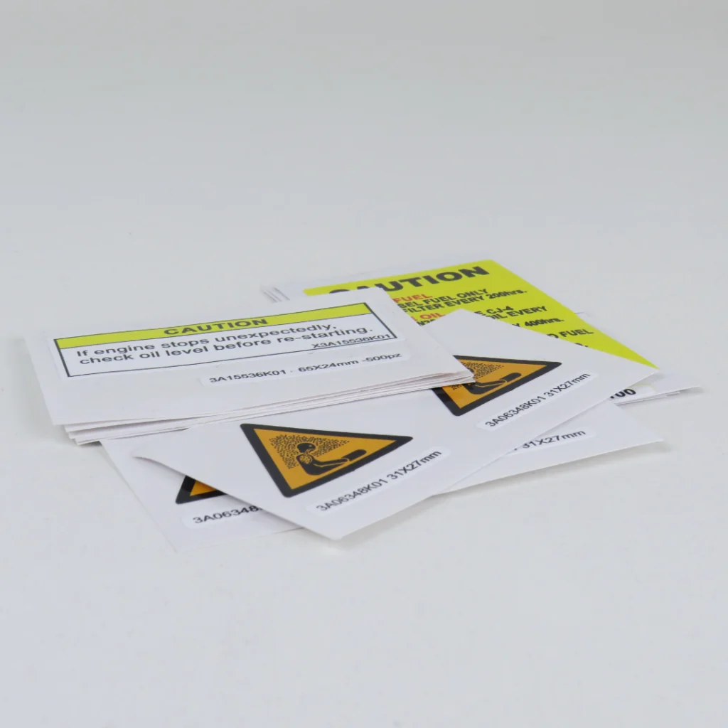 Etichette adesive di sicurezza in PVC con stampa digitale. Si tratta di avvisi 'CAUTION' in giallo con testo informativo e pittogrammi riguardanti la sicurezza. Sono state verniciate per resistere ad agenti atmosferici, chimici e meccanici. Ideali per identificazione prodotti e macchinari. Questa tipologia di etichette verrà applicata su delle linee di produzione.